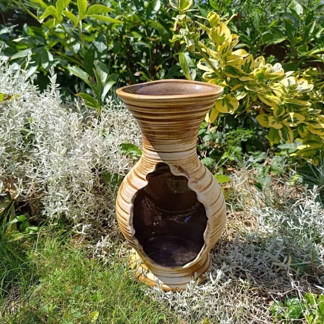 Detail keramiky ležícího džbánu