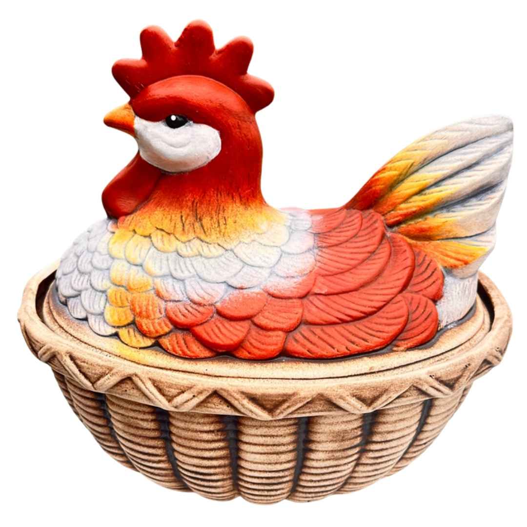 detail barevné malby na keramické slepici