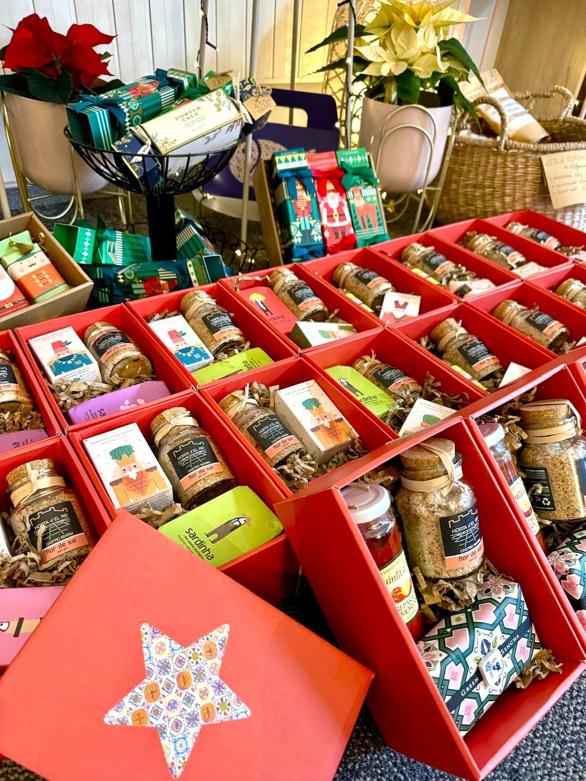 Červené dárkové krabičky s portugalskými produkty