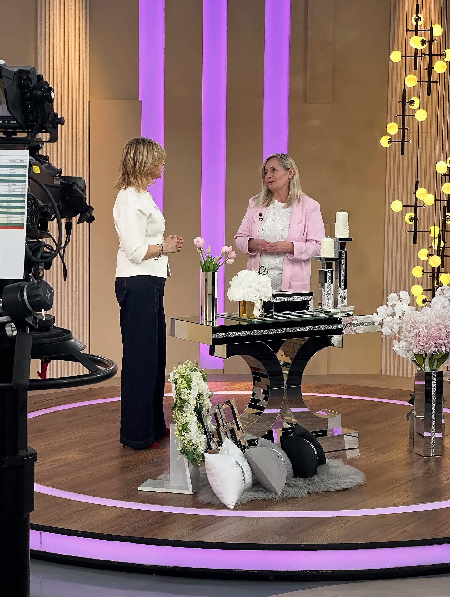 Zrkadlový nábytok v relácii Dámsky klub na STVR – moderný trend do interiéru