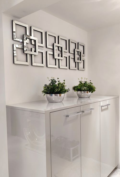 Zrkadlá, dekorácie, panely a police: Detaily, ktoré premenia váš interiér