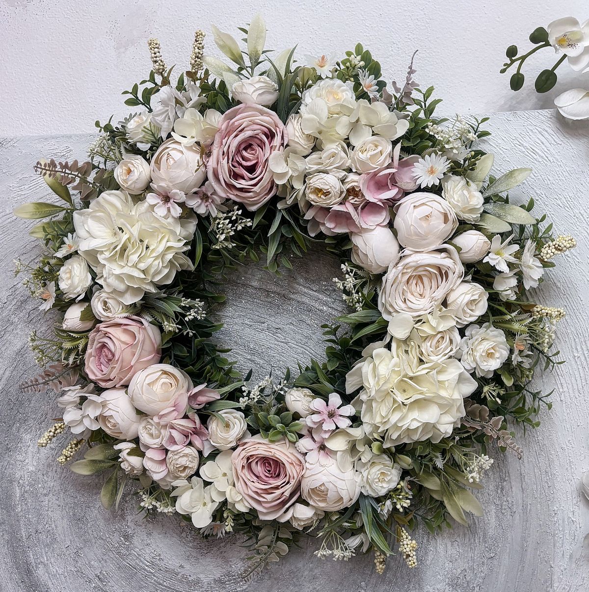 Kvetinové vence od Zrkadlové výrobky: Luxusná dekorácia, ktorá zmení každý interiér