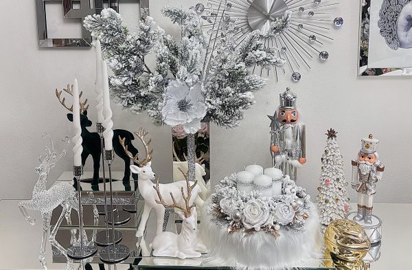 Vianoce v bielej a striebornej: Ako vytvoriť elegantnú sviatočnú výzdobu