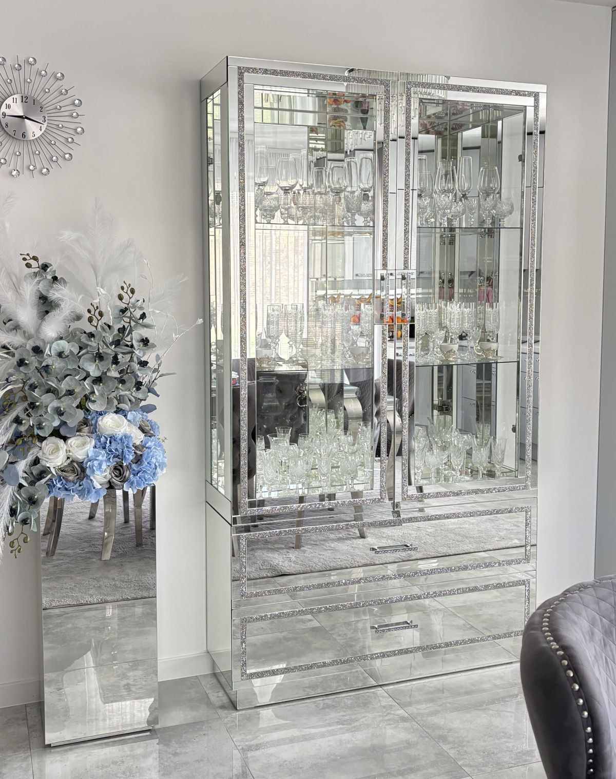 Zrkadlová vitrína do obývačky – moderný trend interiérov 2026