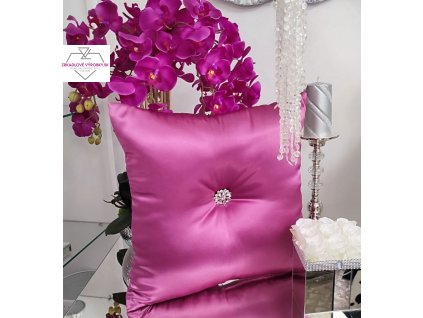 Dekoračný vankúš s brošňou