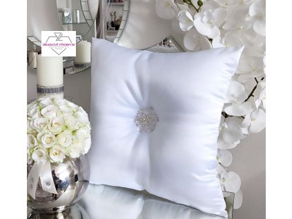 Dekoračný vankúš biely s brošňou