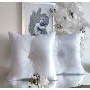Dekoračný vankúš biely s brošňou