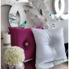 Dekoračný vankúš biely s brošňou