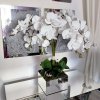 Orchidea biela umelá v zrkadlovom kvetináči