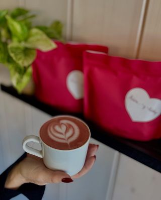 Naše Red Velvet Latte 💯 ☕️ naše skvělá káva 🍫 bílá čokoláda 🍒 červený extrakt z višní 🥛 farmářské mléko #redvelvetlatte...