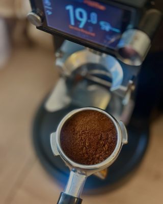 Cesta za perfektním šálkem. ☕️✨ Od přesně namletých 19 gramů přes krémové mléko až po první doušek. Ranní rituál, bez...