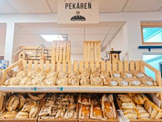 Čerstvé kváskové pečivo priamo z pece aj v sobotu 👩‍🍳 ♨️ 👉 Lupačky 👉 Vianočky 👉 Rôzne druhy chleba 👉 Škoricové a makové...