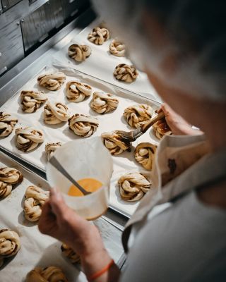 Už to chystáme 😇. Čerstvé kváskové pečivo v Zrnku aj v sobotu 🥳.