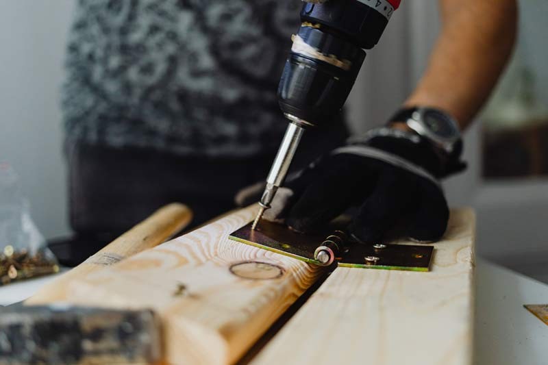 Spojovací materiál: Jak pevně spojit dřevo a konstrukce