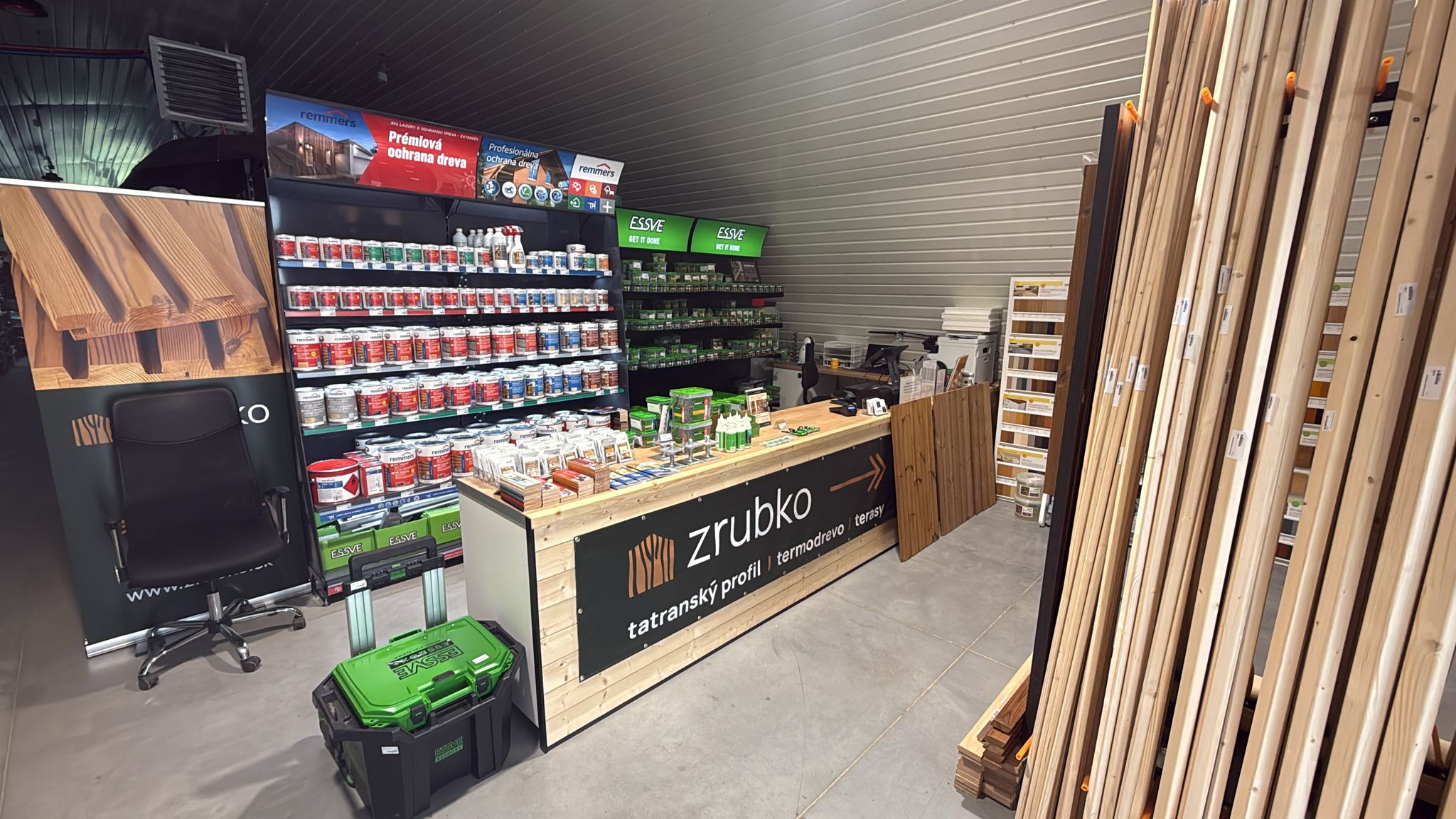 Lazúry Remmers a spojovací materiál ESSVE pri predajnom pulte
