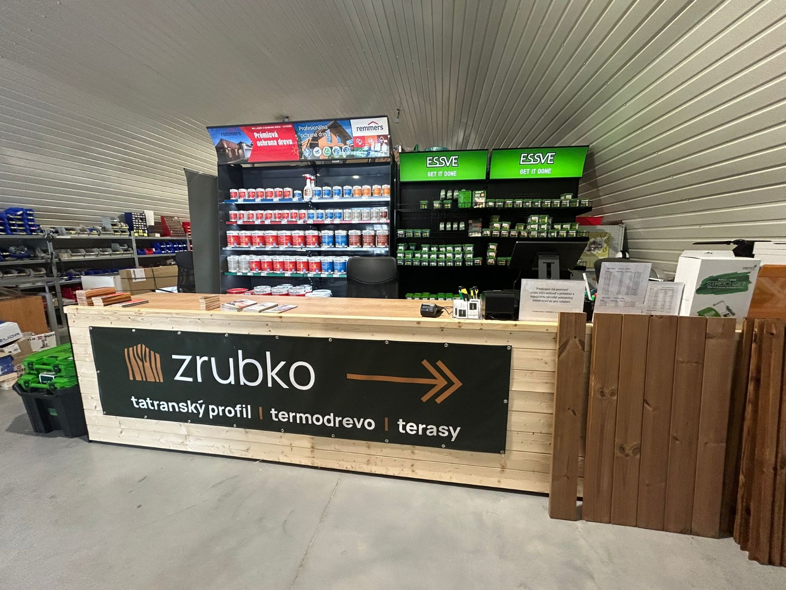 Pult predajne Zrubko – tatranský profil, termodrevo, terasy