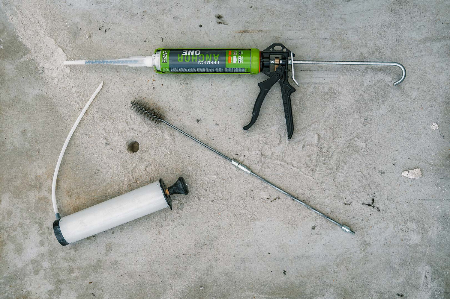 Chemical anchor – how to use it? Installation in concrete and masonry step by step