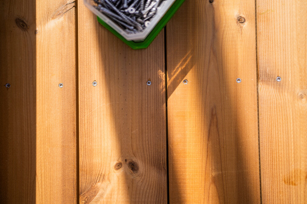 Detail terasovej skrutky ESSDECK Max osadenej v terasovej doske.