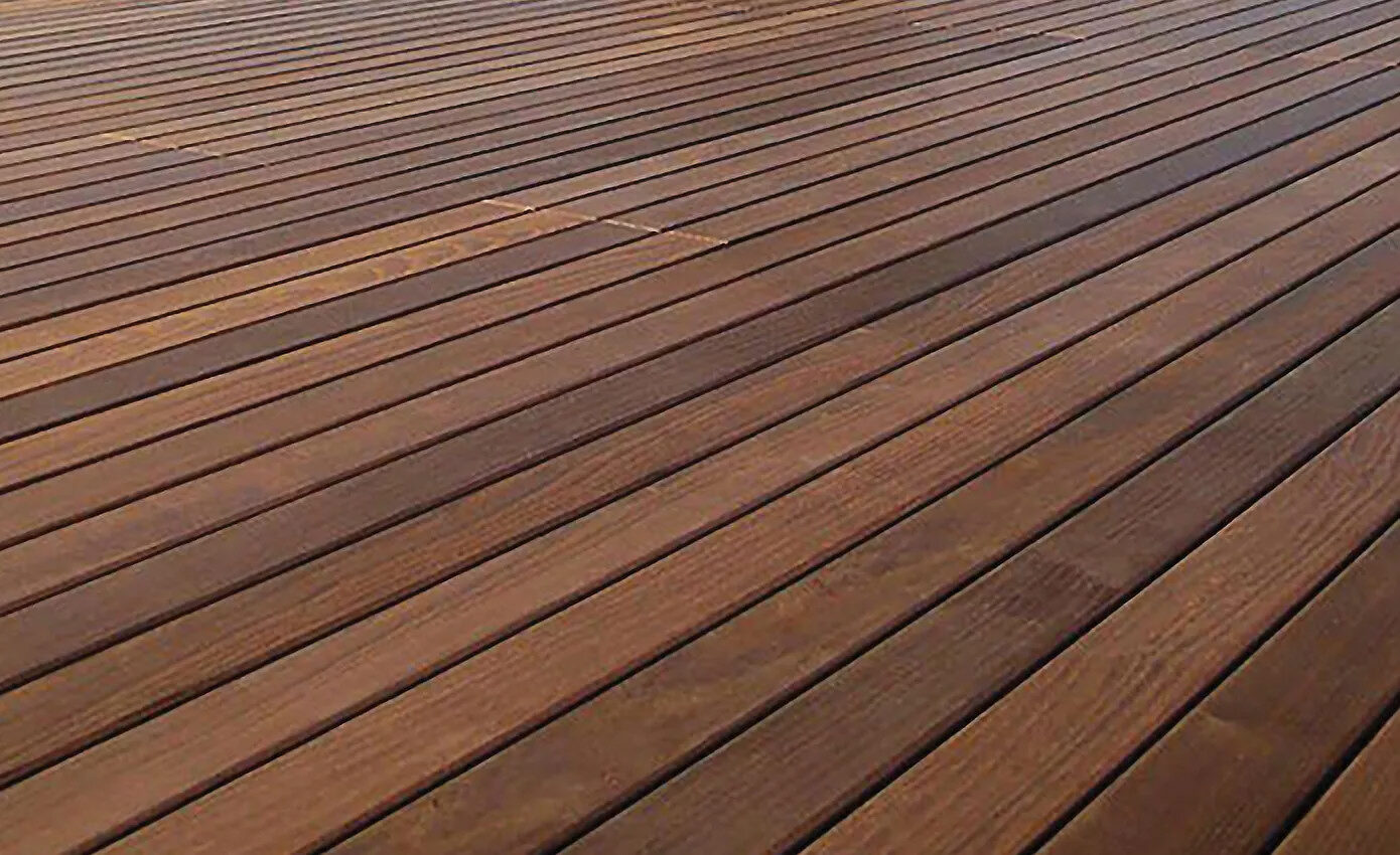 Detail terasy z tepelne upraveného dreva.