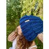 modrá pletená čepice