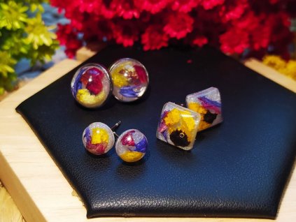 Květinové náušnice z pryskyřice – s květy maceška a chrpy a růže | Zuulushop.cz