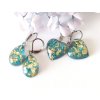 Květinové náušnice kapka, srdce z pryskyřice – s květy bršlice