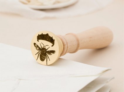 artisaire pecetidlo queen bee