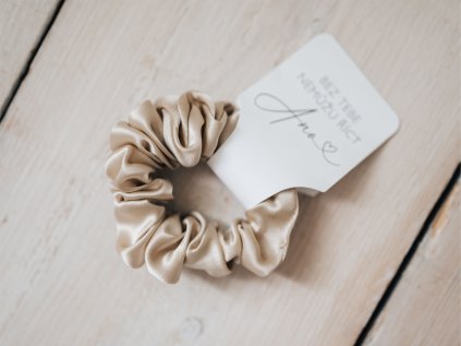 hedvabna gumicka beige