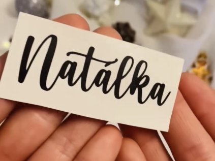 Samolepka se jménem na vánoční baňku – personalizovaná dekorace na Vánoce