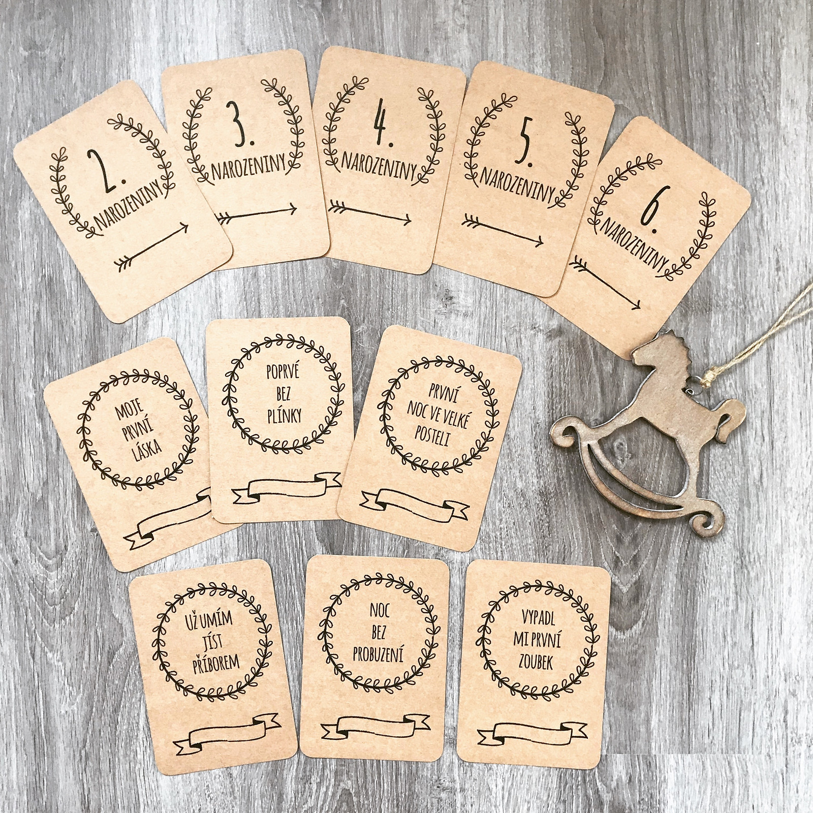 Zuzadesign POKRAČOVACÍ Milníkové kartičky rustic 35ks (UNISEX) Dárková krabička: Milníkové kartičky s dárkovou krabičkou