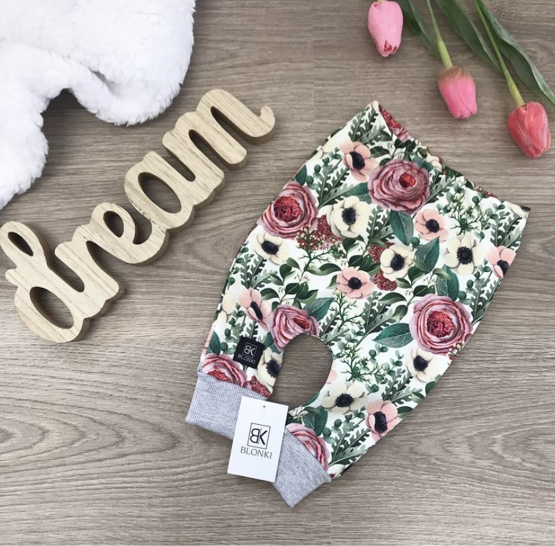 Blonki Tepláky Nové květy Velikost: 134/140 (8-10 let)