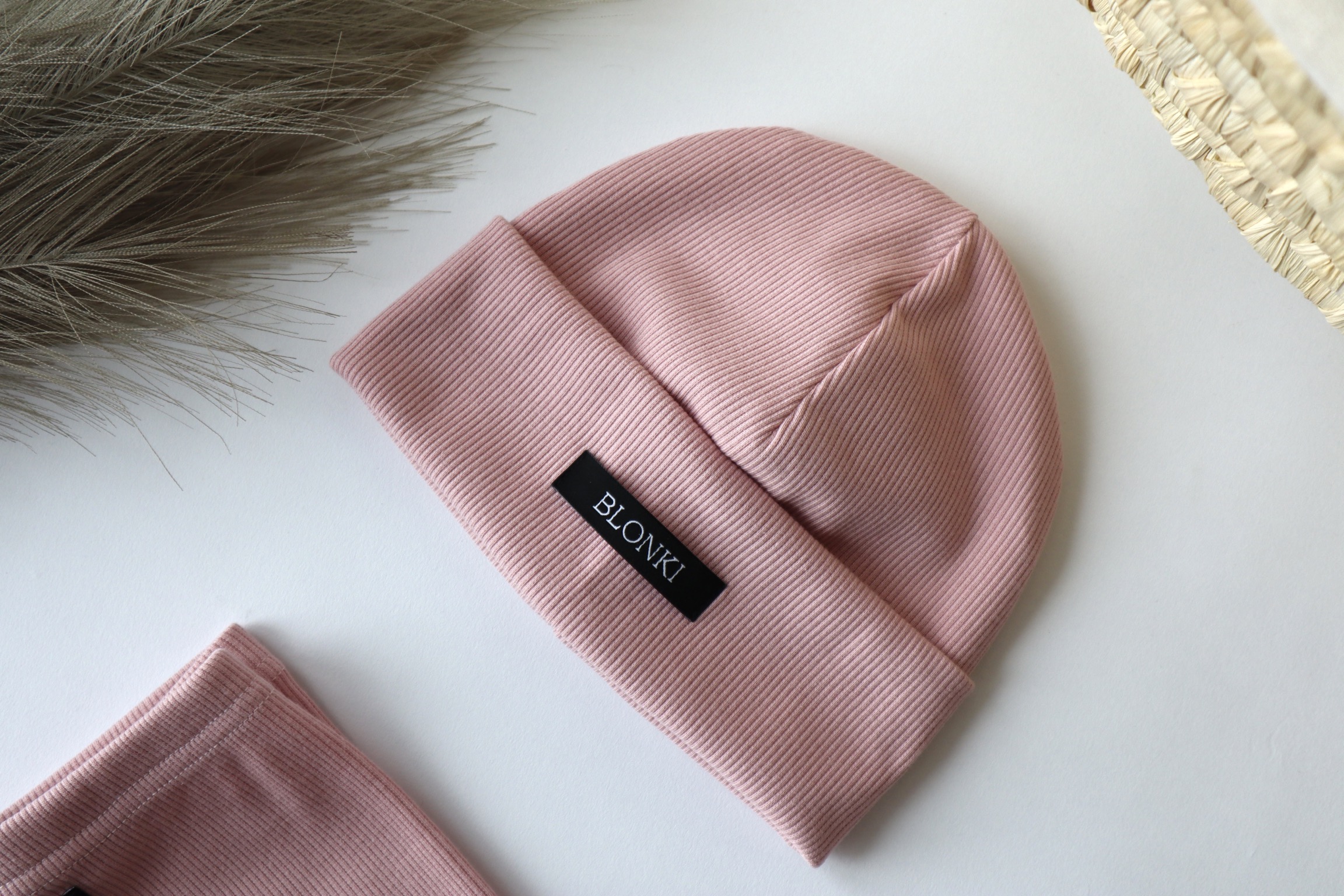 Blonki VROUBKOVANÁ ČEPICE - STARORŮŽOVÁ Velikosti čelenky: L