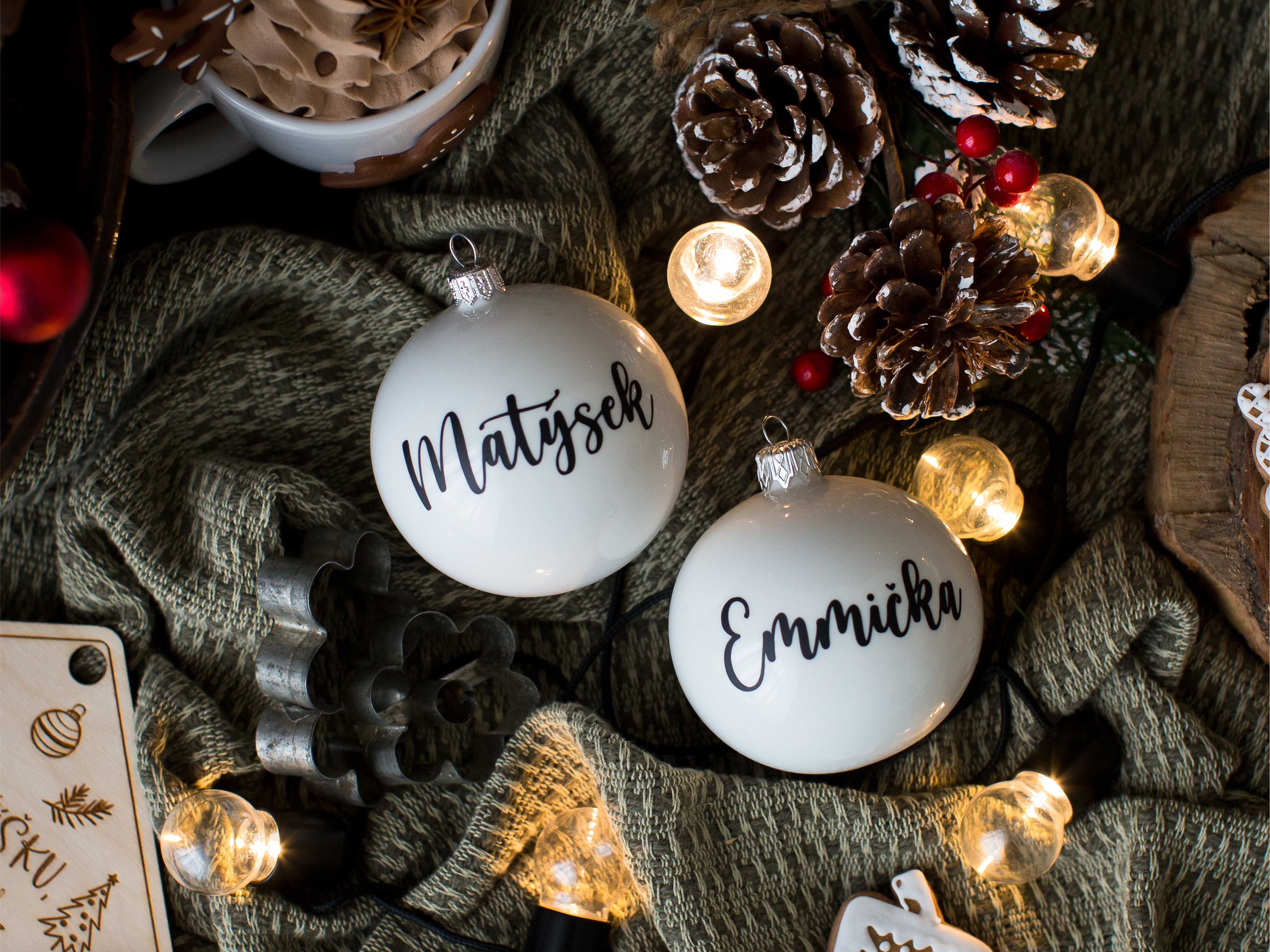 Zuzadesign Vánoční baňka se jménem - BÍLÁ