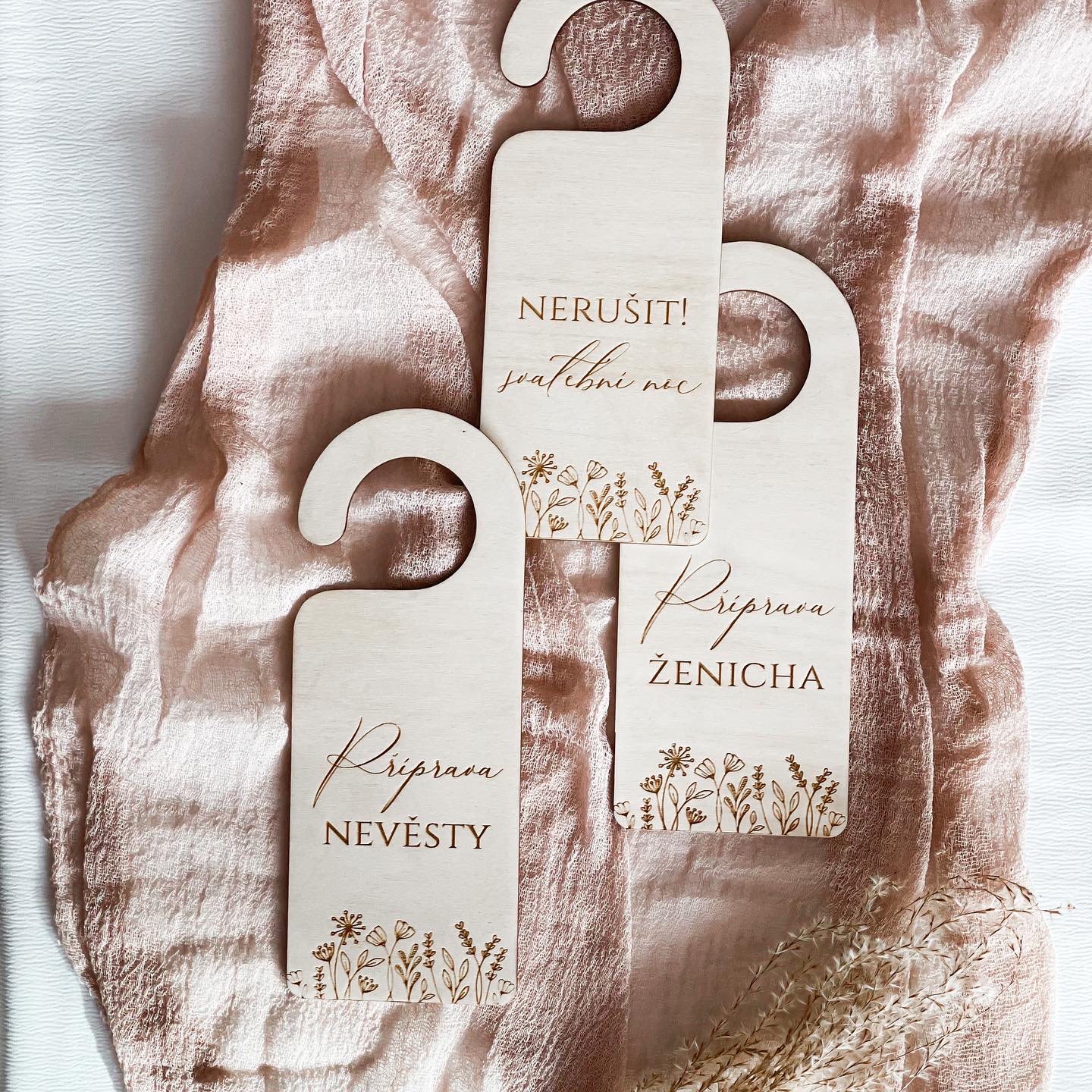 Dřevěná visačka na dveře-MEADOW Nápis: nevěsta