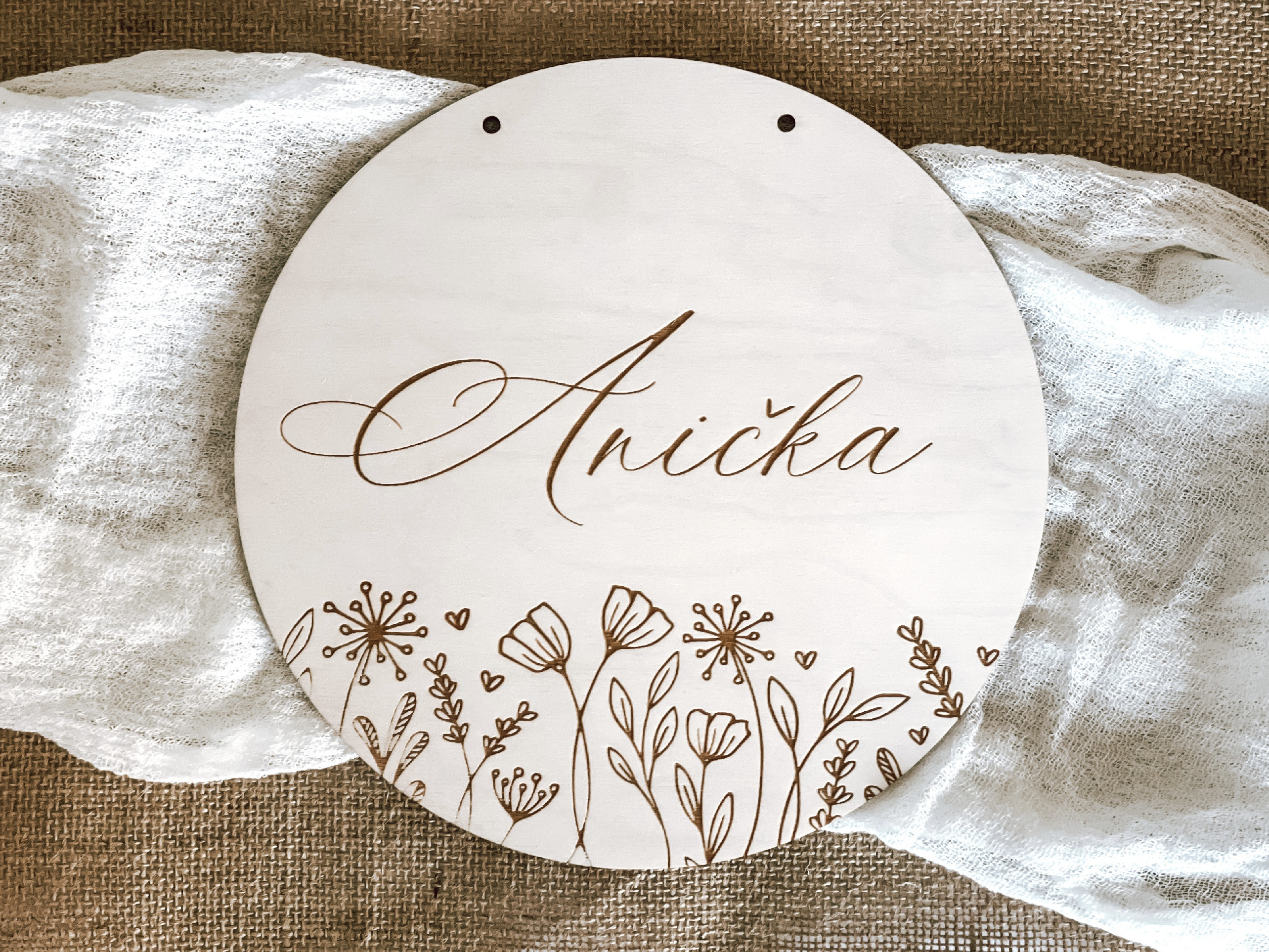 Dřevěná cedule s nápisem Floral