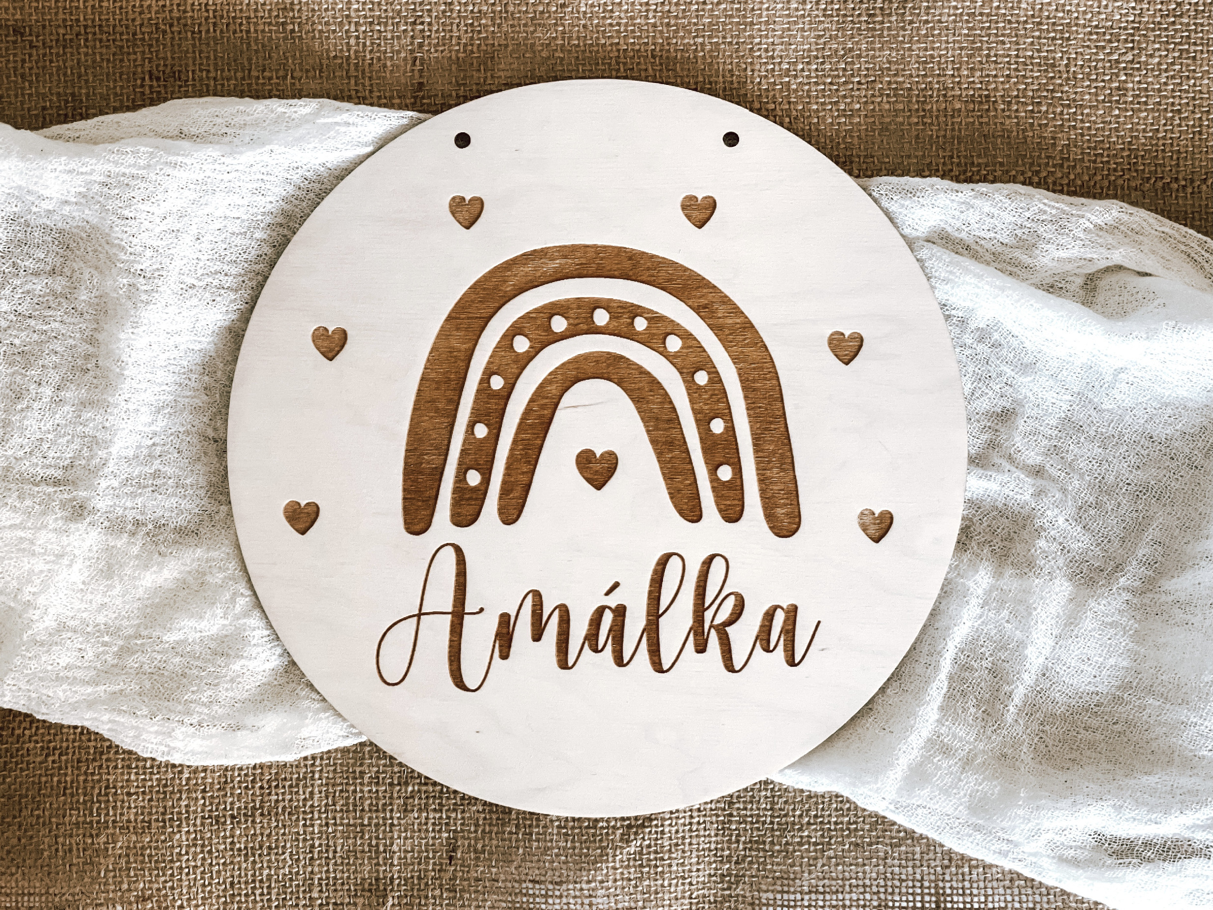 Dřevěná cedule s nápisem Rainbow heart