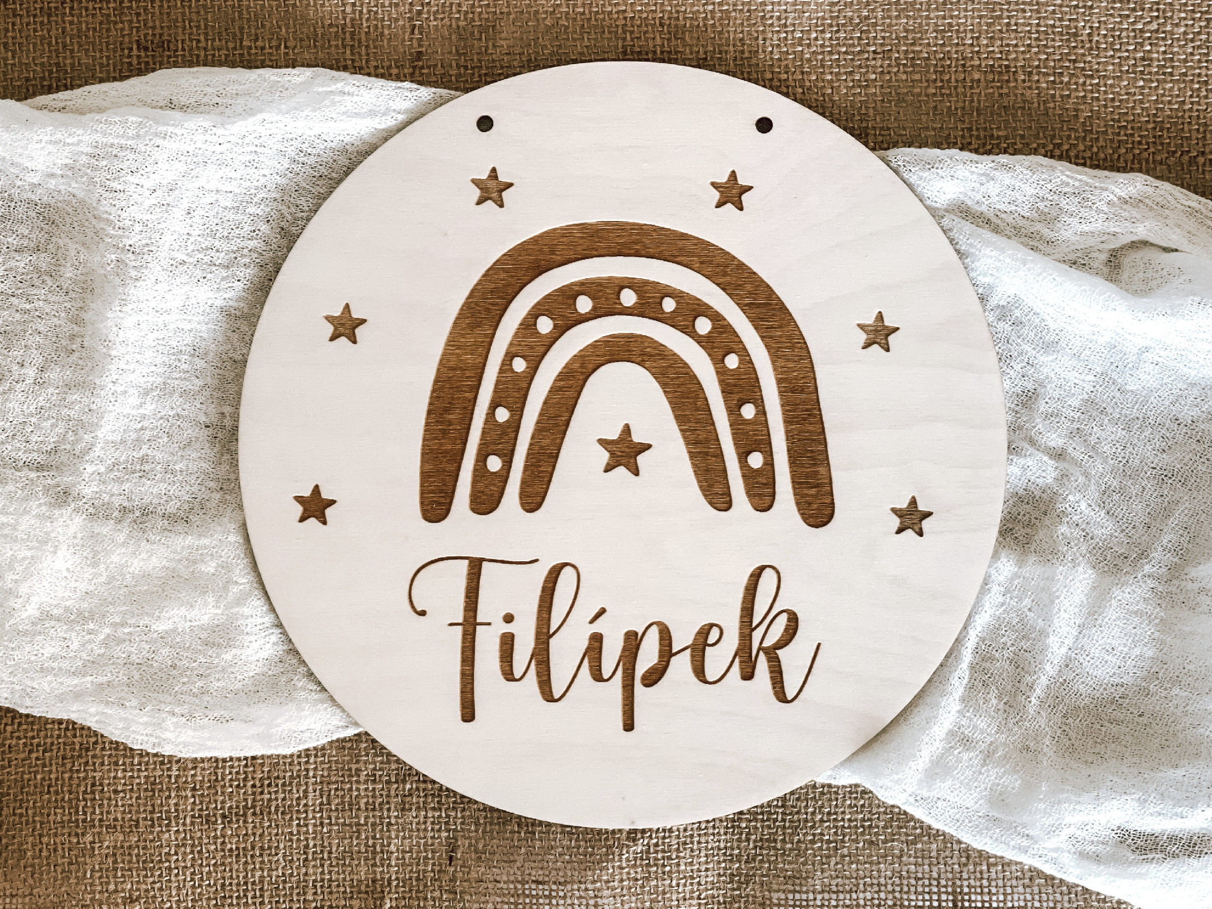 Dřevěná cedule s nápisem Rainbow star