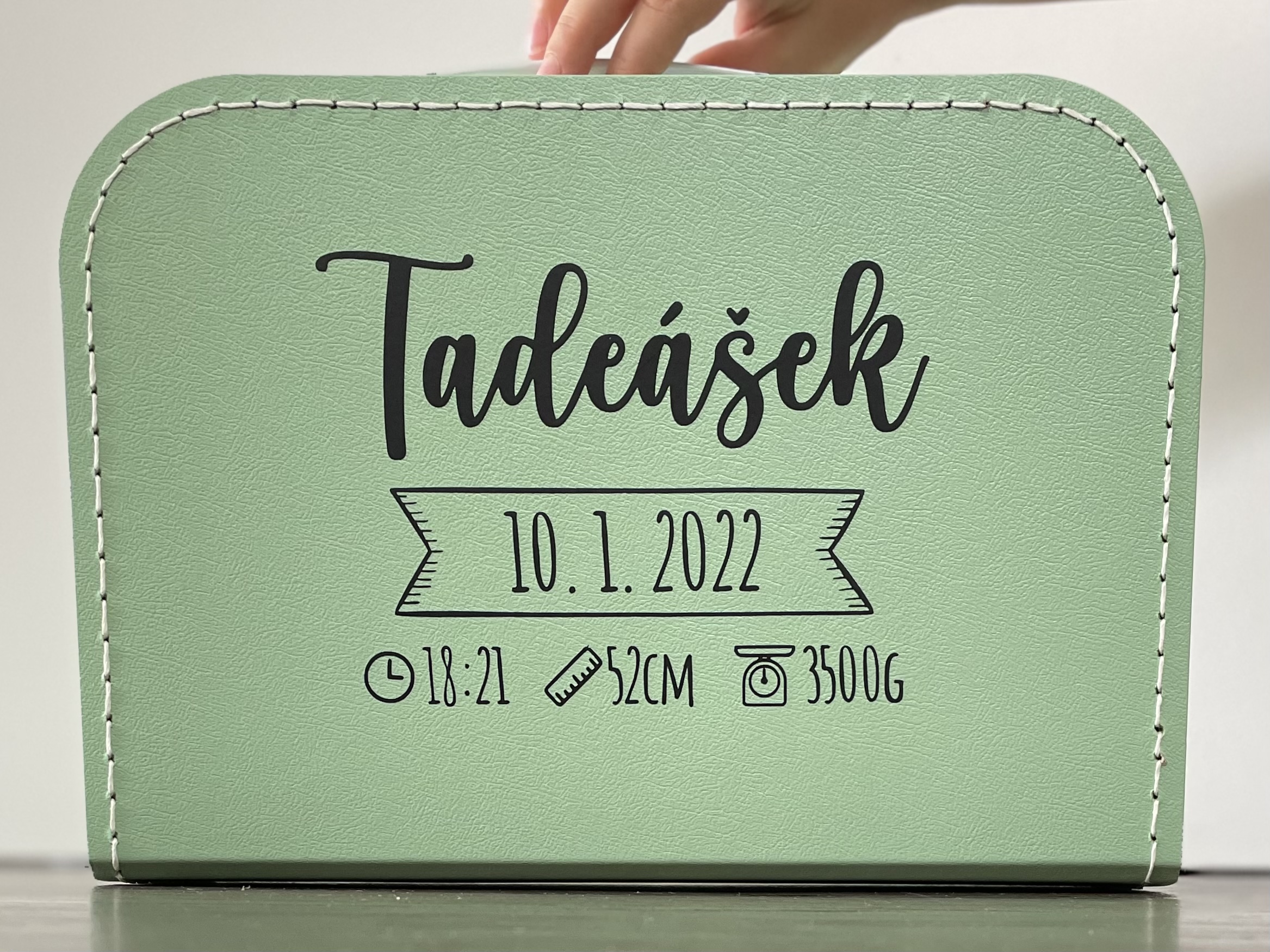 Zuzadesign Kufřík se jménem a údaji o narození míru mentolkový