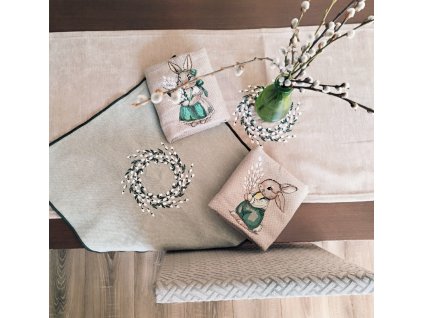 Vyšívaný stredový obrus