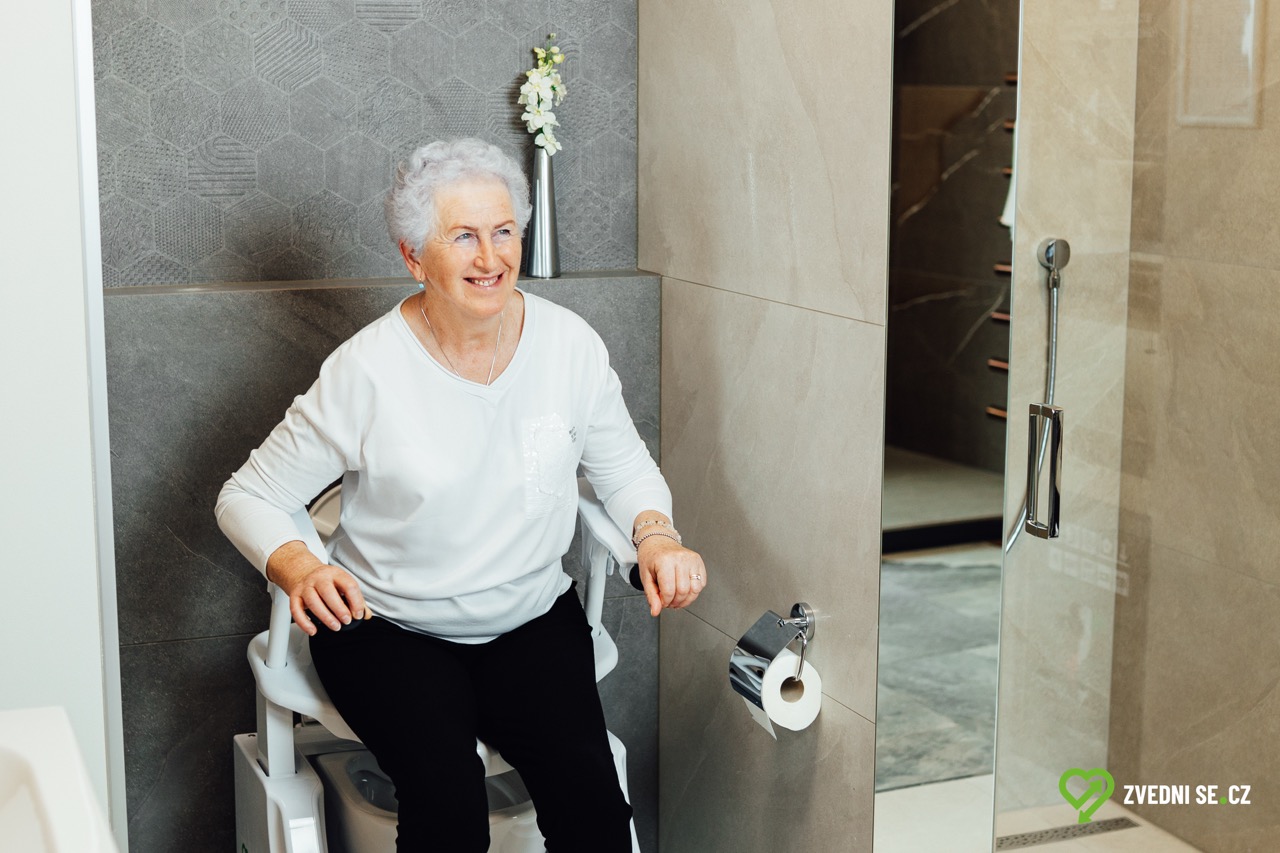 Zpátky k soběstačnosti: Jak zvedáky na WC pomáhají seniorům