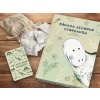 Záhada jednoho dinosaura, autor: Lucie Rybová. Kniha pro děti, jejíž hlavním hrdinou je Burianosaurus augustai, jediný dinosaurus, který byl (zatím) objeven jen v Česku. Ale psst, dětem ani muk! Ty musí odhalit záhadu tajemného dinosaura samy! Velký dinosauří balíček obsahuje knihu, bojovku v podobě puzzlí, které zobrazují vědeckou rekonstrukci burianosaura a hru Víš, kdo jsem - Dinosaurus