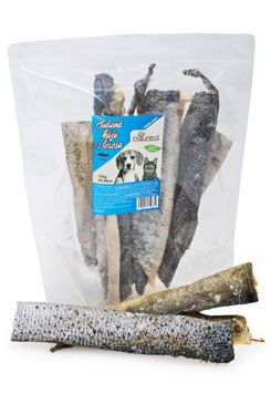 NATURECA Losos kůže sušená 25-30cm pochoutka pro psy 150g
