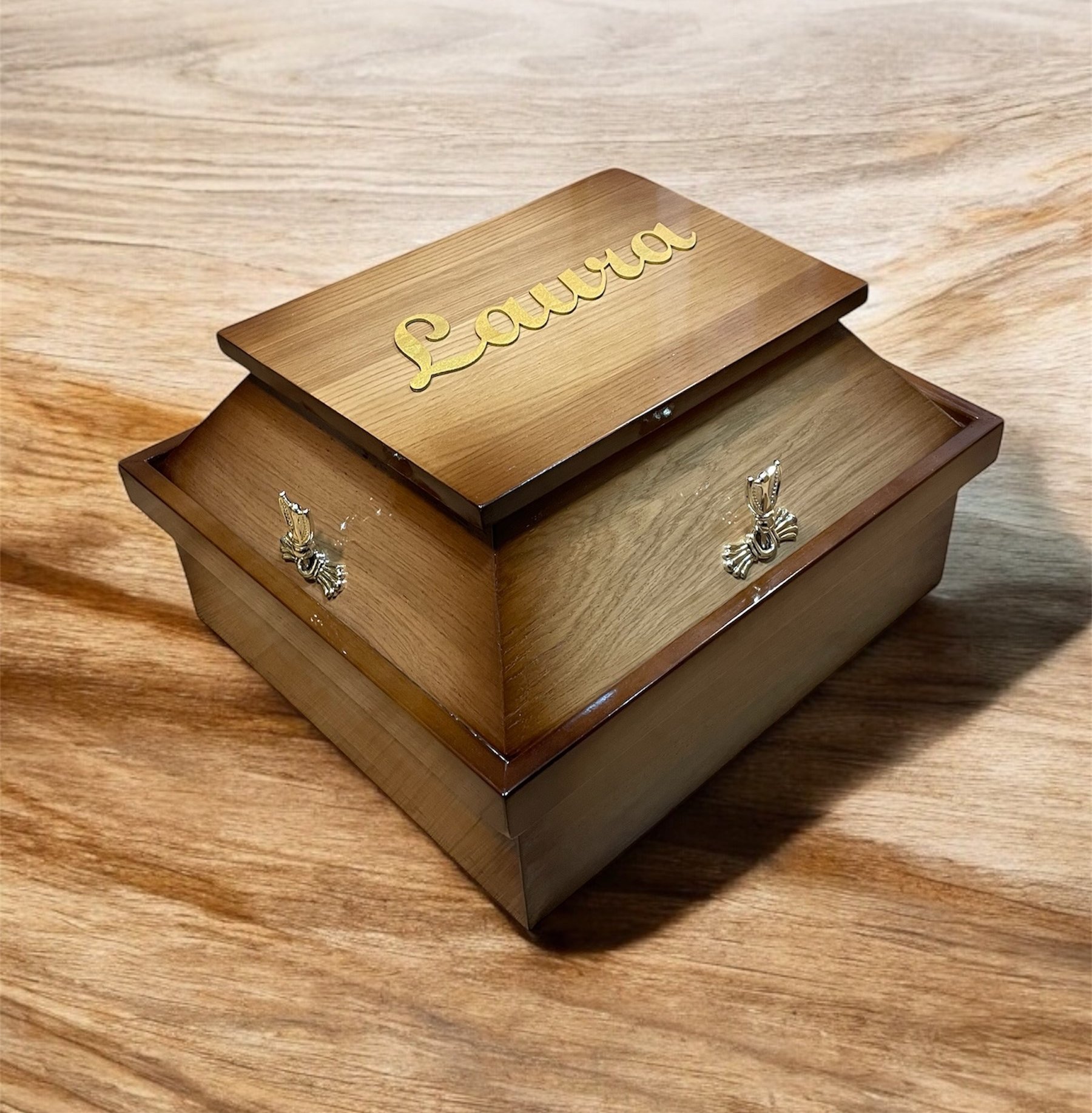 Každá rakvička může být jedinečná – přinášíme pozlacené jmenovky