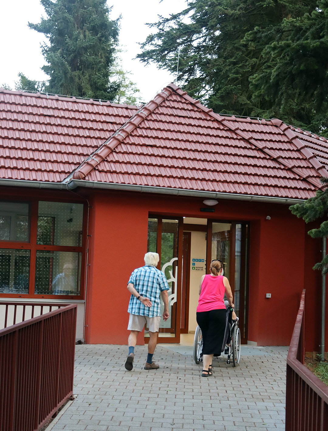 Detail decentních teček na okně chránících ptactvo
