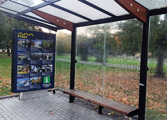 Detail ochranného polepu zastávky MHD v Písku s dětskými kresbami