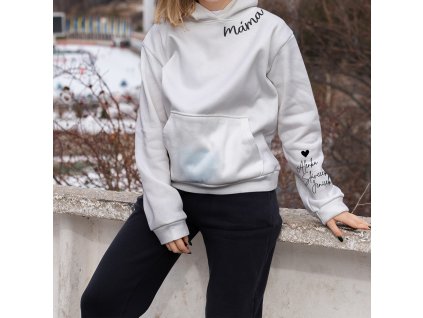 Máma nápis u krku se jmény dětí na rukávu bílá