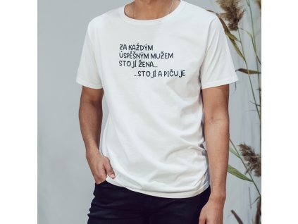 za každým mužem stojí mockup bílý